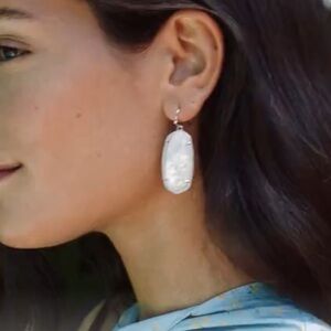 Kendra Scott. Elle Silver Drop Earrings In Ivory Mother-Of-Pearl.